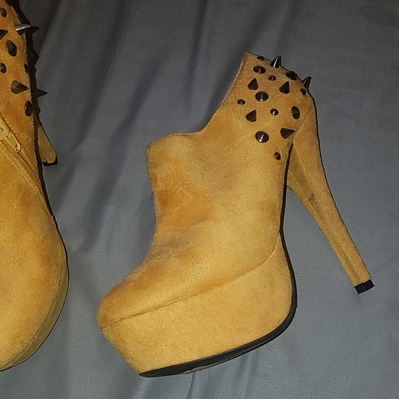 Golden yellow Spike booties - Picture 2 of 5